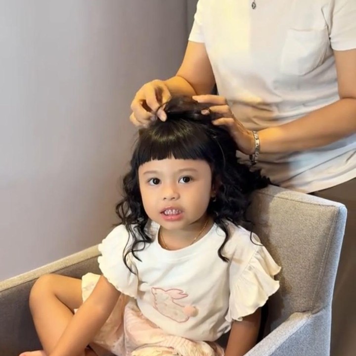 <p>Kehidupan anak artis tampaknya tak pernah lepas dari sorot publik. Tak terkecuali Ameena Hanna Nur Atta yang baru saja mencuri perhatian lewat penampilan terbarunya di konser sang nenek, Krisdayanti. (Foto: TikTok@aureliehermansyahatta)</p>