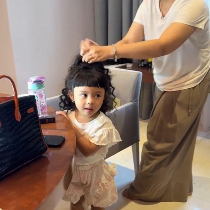 <p>Putri pertama pasangan Aurel Hermansyah dan Atta Halilintar ini tampaknya sudah mengerti tentang cara berpenampilan. Bagaimana tidak? Hal itu diketahui langsung ketika Ameena ingin mengikuti gaya rambut Krisdayanti. (Foto: TikTok@aureliehermansyahatta)</p>