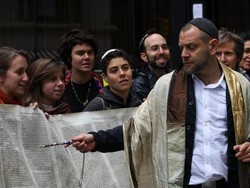 Amichai Lau Lavie: Rabi Queer yang Memprioritaskan Cinta