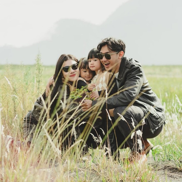 <p>Banyak waktu dihabiskan Feli dan Hito bersama kedua anaknya. Mereka pun terlihat sebagai salah satu keluarga selebriti yang kompak bersama anak. (Foto: Instagram @felicyaangelista)</p>