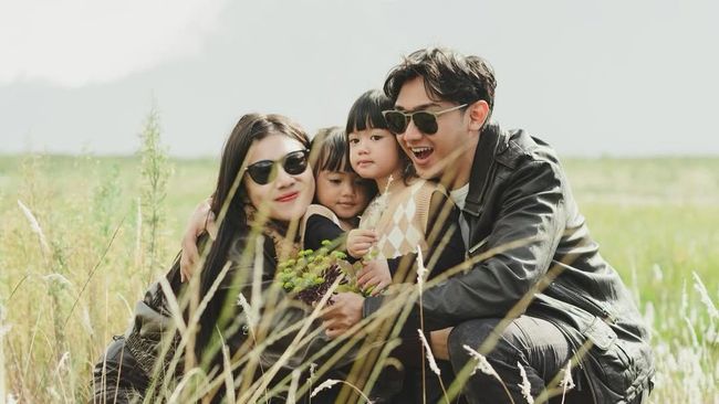 Bak Anak Kembar, Intip 5 Potret Kedua Putri Felicya Angelista yang Cuma Beda Setahun