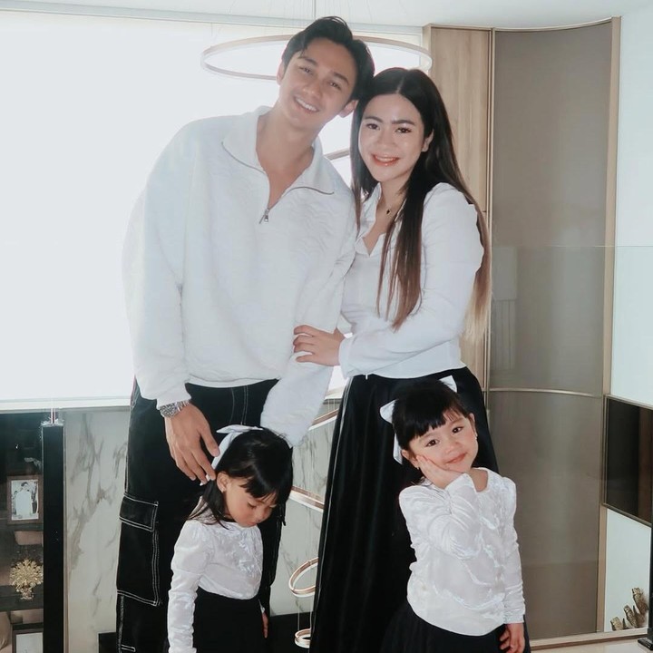 <p>Hanya selesih usia setahun, membuat kedua putrinya tumbuh bersama. Bible lahir pada 9 November 2021, sedangkan adiknya terlahir pada 20 Desember 2022. (Foto: Instagram @felicyaangelista)</p>
