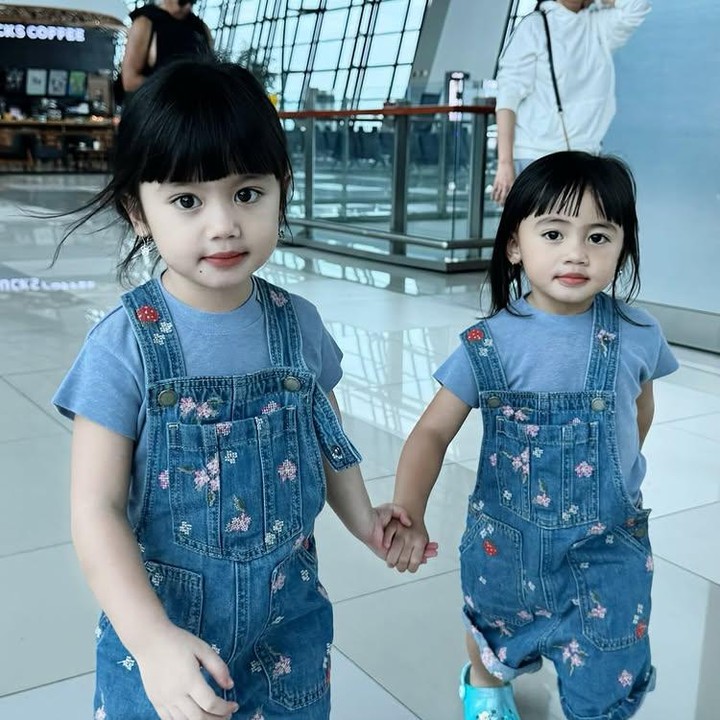 <p>Sama-sama berambut hitam dan berponi rata, membuat kedua adik dan kakak ini, sedikit sulit dibedakan. Apalagi keduanya juga sering mengenakan pakaian senada. (Foto: Instagram @felicyaangelista)</p>