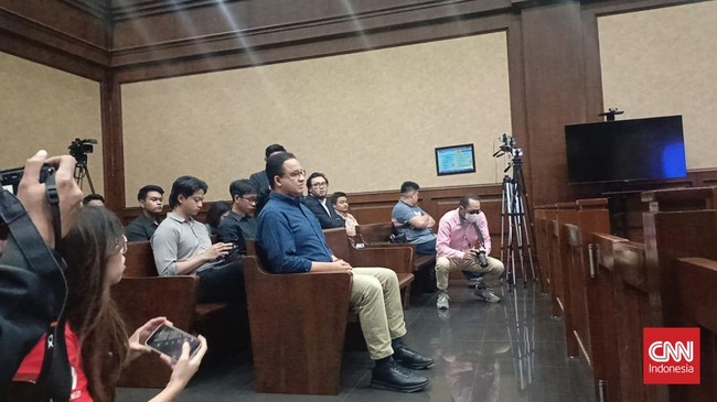 Mantan Gubernur Jakarta Anies Baswedan mendatangi Pengadilan Negeri (PN) Jakarta Pusat, untuk menyaksikan sidang Thomas Trikasih Lembong atau Tom Lembong.