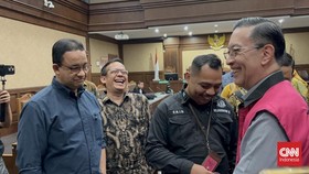 Anies Geleng-geleng Lihat Tom Lembong Diborgol & Pakai Rompi Tahanan