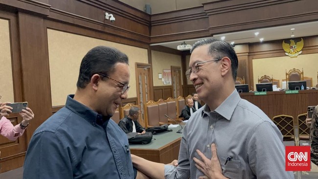 Obrolan 3 Menit Anies Baswedan & Tom Lembong di Sidang Impor Gula Anies dan Tom Lembong berbincang sekitar tiga menit di sela sidang korupsi impor gula, Anies bercerita ke Tom bahwa ia sudah memiliki cucu dan menjadi kakek.
