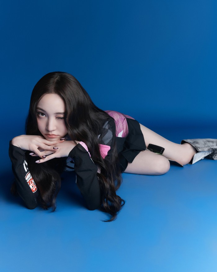 Banyak yang menduga bahwa hengkangnya yang mendadak mungkin terjadi karena adanya ketidakcocokan konsep yang dipakai oleh mantan grupnya. Apapun alasannya, fans tetap mendukung penuh setiap langkah sang idol./ Foto: x.com/ALLDAY_PROJECT