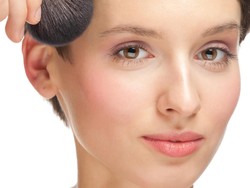 Cara Memakai Blush On Agar Terlihat Muda dan Natural