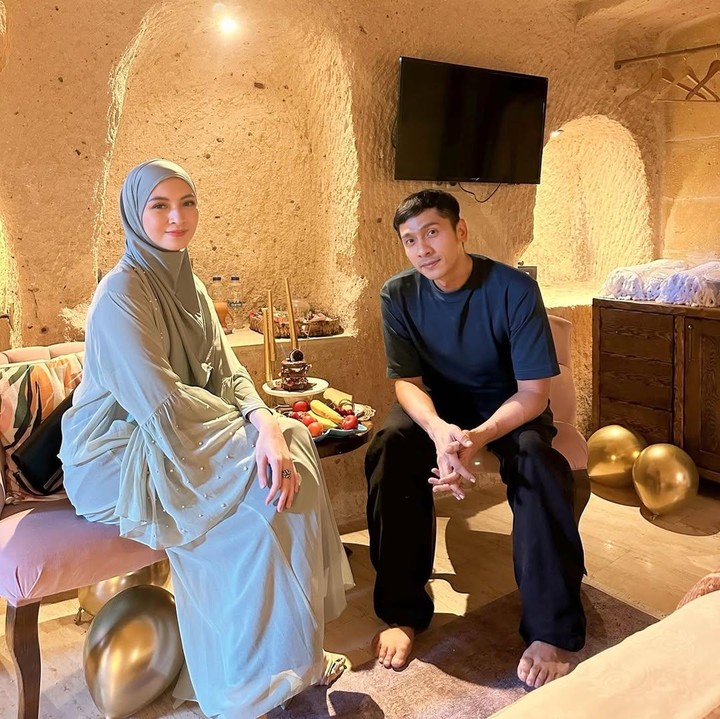 <p>Merayakan ulang tahun pasangan tentunya memberikan kebahagiaan tersendiri bagi Bunda, bukan? Hal ini juga tengah dirasakan Donita yang baru saja memberikan kejutan untuk sang suami, Adi Nugroho. (Foto: Instagram@donitabhubiy)</p>