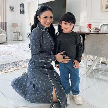 Gemes, Ameena Pakai Wig Kembaran dengan Kris Dayanti