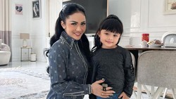 Gemes, Ameena Pakai Wig Kembaran dengan Kris Dayanti