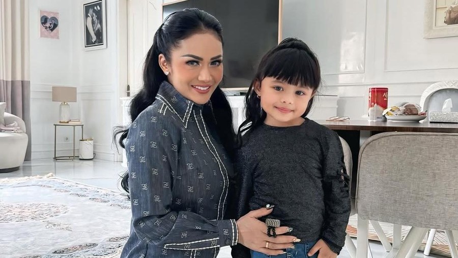 Gemes&comma; Ameena Pakai Wig Kembaran dengan Kris Dayanti