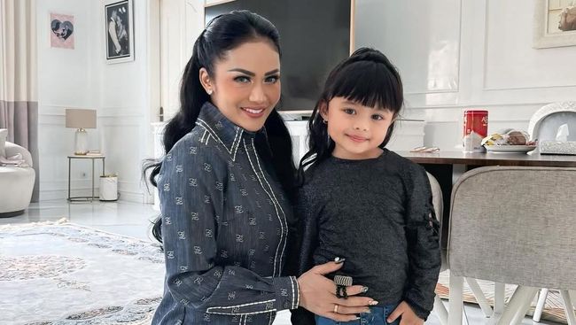 Gemes, Ameena Pakai Wig Kembaran dengan Kris Dayanti