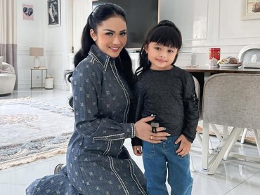 img-title Gemes, Ameena Pakai Wig Kembaran dengan Kris Dayanti