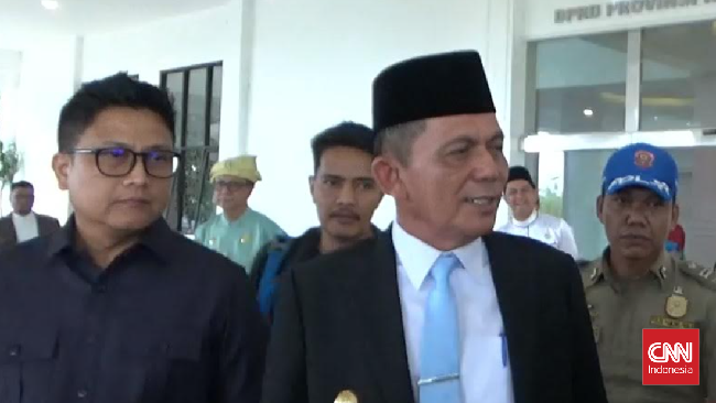 Gubernur Kepri Ansar Ahmad menanggapi sengketa 22 pulau di wilayahnya, termasuk Pulau Tujuh. Ia menegaskan kepatuhan pada undang-undang yang berlaku.