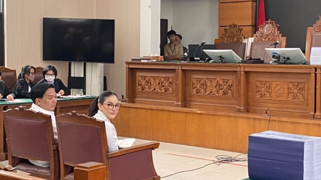 Sidang Pemerasan Bos Skincare, Nikmir Kena Tegur Hakim PN Jaksel Hakim tegur Nikita Mirzani karena menyapa pengunjung saat sidang kasus pemerasan berjalan. Nikita diingatkan untuk fokus mendengarkan dakwaan.