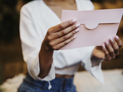 Kisah Perempuan Ingin Hadir ke Pernikahan Sahabat, Tapi Sang Suami Tak Diundang