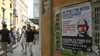 FOTO: Jalan-Jalan Venesia Italia Marak Aksi 'No space for Bezos'