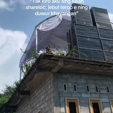 Ngeri Banget! Heboh Pelaminan di Atas Atap Rumah Warga