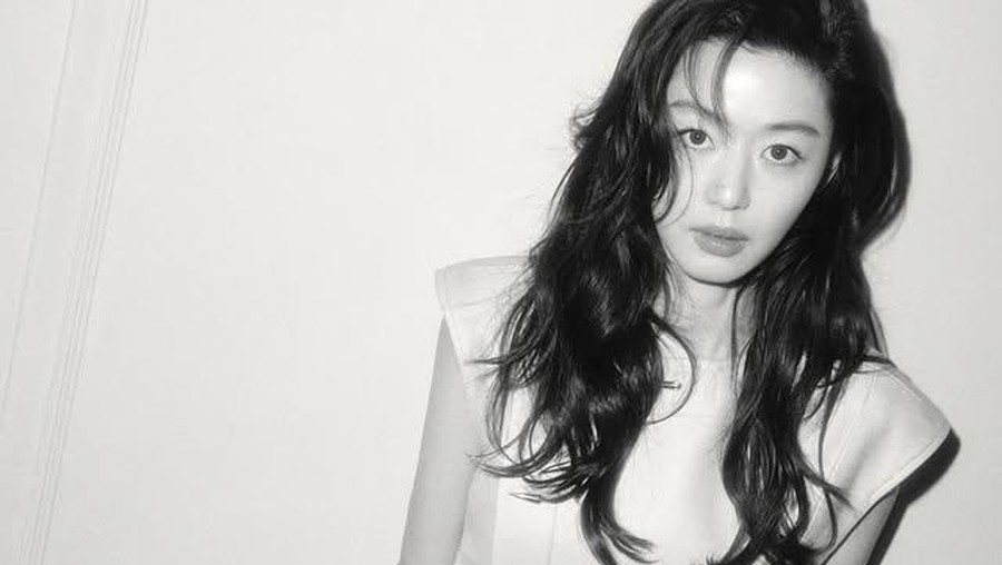 Aktris Korea Selatan Jun Ji Hyun &lpar;Gianna Jun&rpar; dalam foto untuk perayaan 28 tahun kariernya di industri hiburan Korea Selatan&comma; diunggah ke Instagram resmi manajemen IEUM HASHTAG&period;