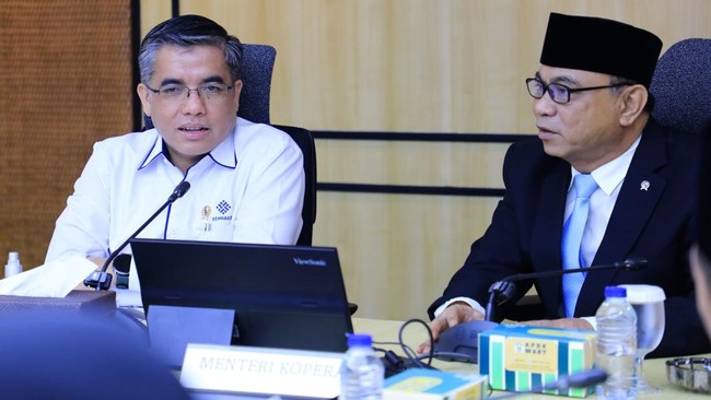 Kolaborasi Kemnaker-Kemenkop Tingkatkan Kompetensi SDM Koperasi Kemnaker dan Kemenkop berkolaborasi untuk meningkatkan kapasitas SDM koperasi, Fokusnya pada pelatihan dan sertifikasi pengelola Koperasi Desa Merah Putih.