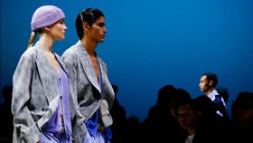 FOTO: Koleksi Giorgio Armani Tutup Milan Fashion Week