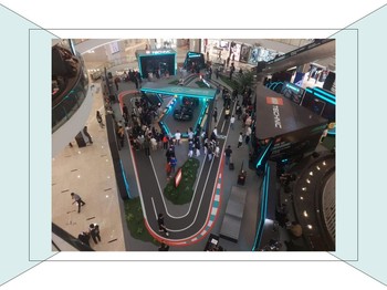LEGO Segede F1 Parkir di Pit-Stop Megah Senayan City