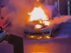 Mobil Pengunjung Terbakar di Parkiran Mal Banyuasin