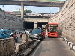 Vellfire Oleng hingga Nyangkut di Median Jalan Mampang, Lalin Sempat Macet