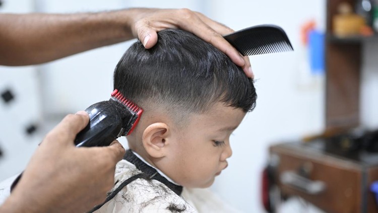 Model rambut low fade cut Model rambut low fade cut