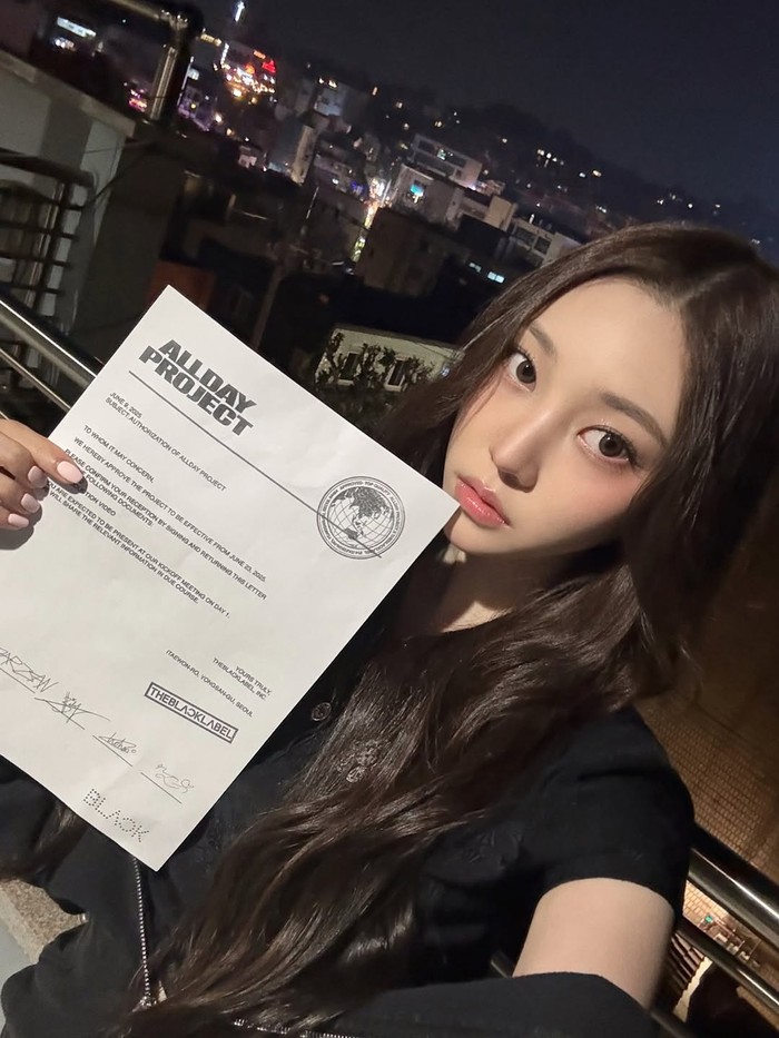 Nah, setelah lama tak terdengar kabarnya, Youngseo kejutkan penggemar dengan tiba-tiba muncul sebagai anggota ALLDAY PROJECT. Tiga hari sebelum pengumuman tersebut, ia juga membuka akun Instagram pribadi pada 5 Juni 2025./ Foto: instagram.com/youngseo