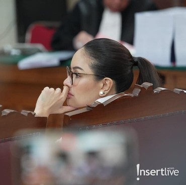 Nikita Mirzani Ditegur Hakim, Ini 7 Potretnya Tebar Senyuman di Sidang Perdana