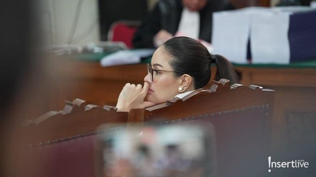 Nikita Mirzani Ditegur Hakim, Ini 7 Potretnya Tebar Senyuman di Sidang Perdana