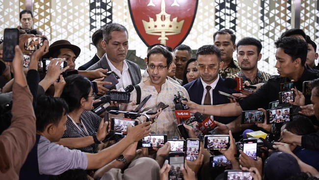 Nadiem Dicegah ke Luar Negeri, Hotman Angkat Suara Tim kuasa hukum eks Mendikbud Ristek Nadiem Makarim, Hotman Paris Hutapea menegaskan Nadiem siap mematuhi aturan yang berlaku.