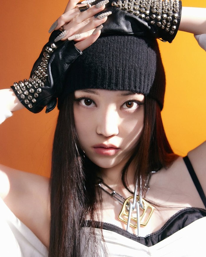 Perhatian fans langsung tertuju pada gayanya dalam foto konsep untuk debut single berjudul ‘FAMOUS’ dan ‘WICKED’. Dulunya terlihat manis saat masih menjadi member ILLIT, Youngseo yang kini tampil badass pun menuai sorotan./ Foto: x.com/ALLDAY_PROJECT