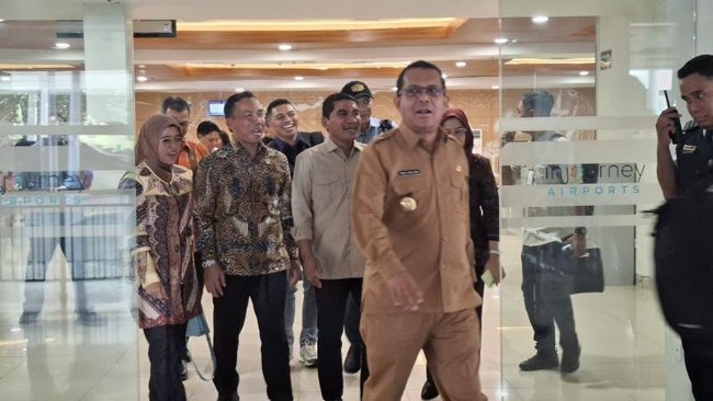 Pesawat yang ditumpangi Mendukbangga/Kepala BKKBN Wihaji gagal mendarat di Bandara Gewayantana Larantuka, NTT, imbas gangguan erupsi Gunung Lewotolok.