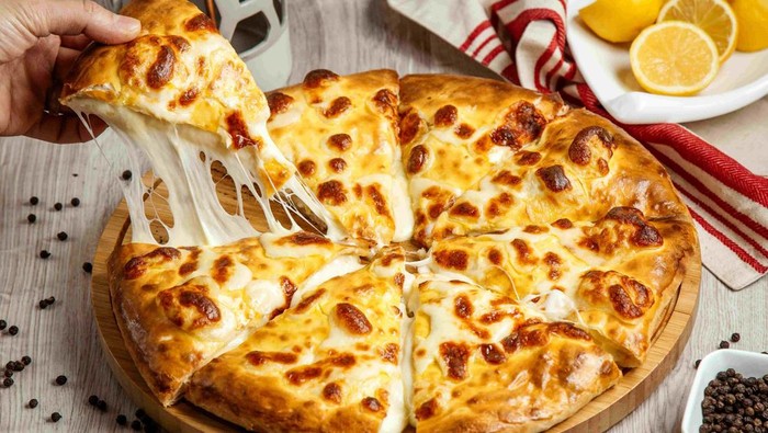 Pizza mozarella/Foto: freepik.com/KamranAydinov