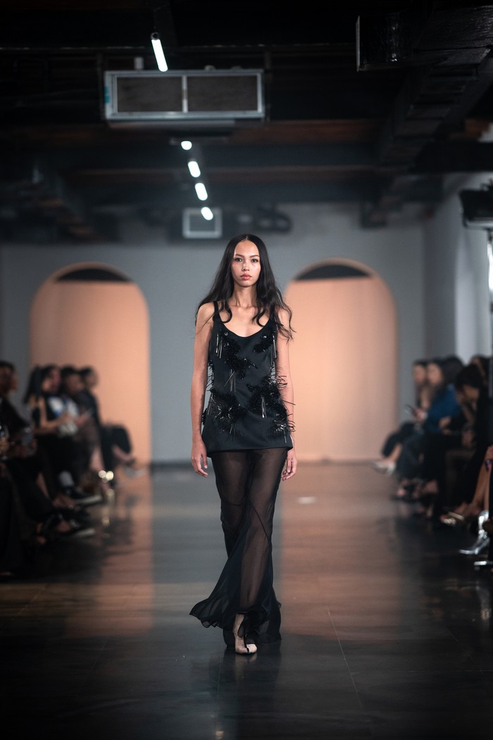 Melalui fashion show-nya kali ini, Stella Rissa mempertemukan nilai historis bangunan tersebut dengan keindahan bunga bleeding-heart yang tumbuh di Asia. Semburat warna pink dan lengkungan elegan bunga menyiratkan cinta dan kelembutan hati/ Foto: Dok. STELLARISSA Studio