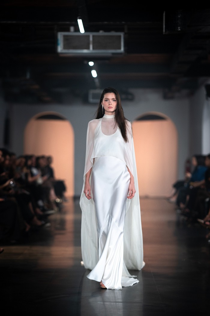 Setiap look juga disempurnakan koleksi kolaborasi perhiasan bespoke bersama Mahija dan sepatu dari wetheskin, Beauties. Siapa sangka kombinasi antara kuda dan bunga bisa jadi karya busana sepuitis ini?/ Foto: Dok. STELLARISSA Studio