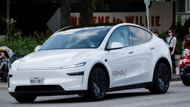 Perusahaan teknologi Elon Musk, Tesla, mulai mengoperasikan robotaxi, kendaraan jasa antar otonom.