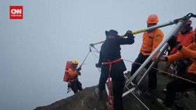 VIDEO: Proses Tim SAR Evakuasi Pendaki Brasil Jatuh di Gunung Rinjani