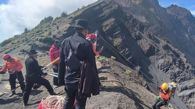 Tim Elite Basarnas Terjun Evakuasi Pendaki Brasil di Rinjani Basarnas Special Group (BSG) atau tim elite khusus dari Basarnas turut diterjunkan untuk membantu evakuasi pendak Brasil yang jatuh di Gunung Rinjani, NTB.
