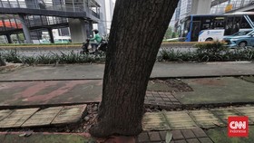 FOTO: Penampakan Trotoar di Jakarta yang Perlu Diperbaiki