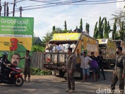 Warga di Makassar Ngamuk di Jalanan gegara Antrean Truk Sampah Bikin Macet