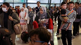 FOTO: Momen 11 WNI yang Dievakuasi dari Iran Tiba di Bandara Soetta
