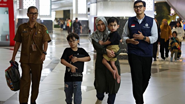 Kemlu RI Evakuasi 51 WNI Iran-Israel Imbas Timur Tengah Membara Kemlu mengevakuasi 48 warga negara Indonesia (WNI) dan satu warga negara asing dari Iran menyusul situasi yang memanas di Timur Tengah.