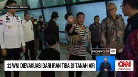 VIDEO: 11 WNI Dievakuasi dari Iran Tiba di Tanah Air