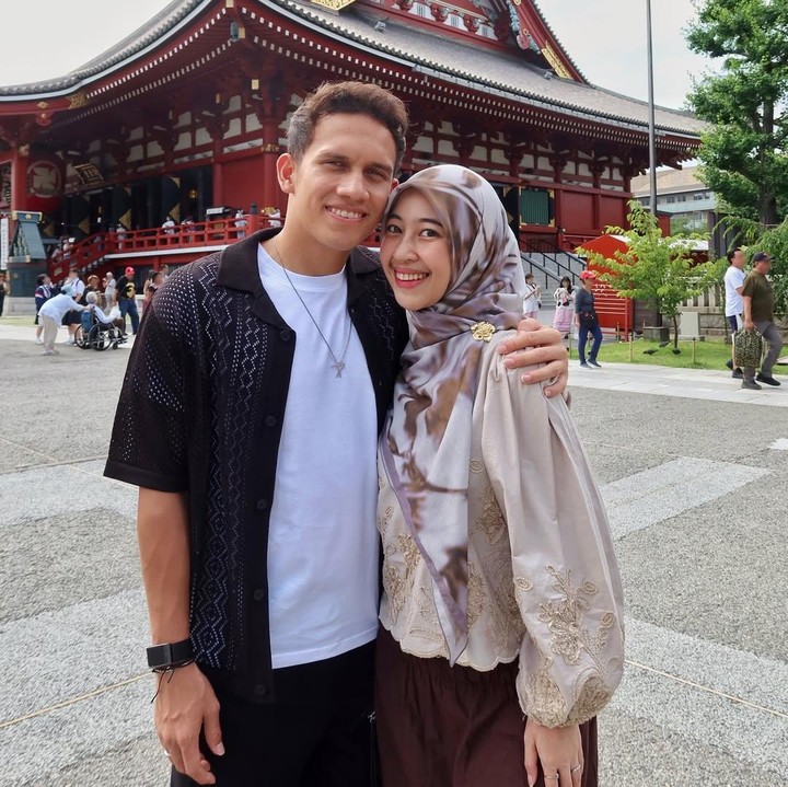 <p>Egy dan Adiba tampaknya menghabiskan waktu di Jepang setelah pertandingan Indonesia di kualifikasi Piala Dunia zona Asia. Adiba terbang ke Jepang untuk memberikan dukungan ke sang suami sekaligus liburan bersama. (Foto: Instagram @adiba.knza)</p>