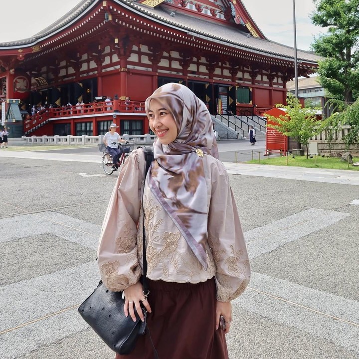 <p>Selain menikmati pemandangan alam, Egy dan Adiba juga mengunjungi tempat wisata di Asakusa. Pasangan ini tampaknya datang ke kuil terkenal di kawasan Asakusa. (Foto: Instagram @adiba.knza)</p>