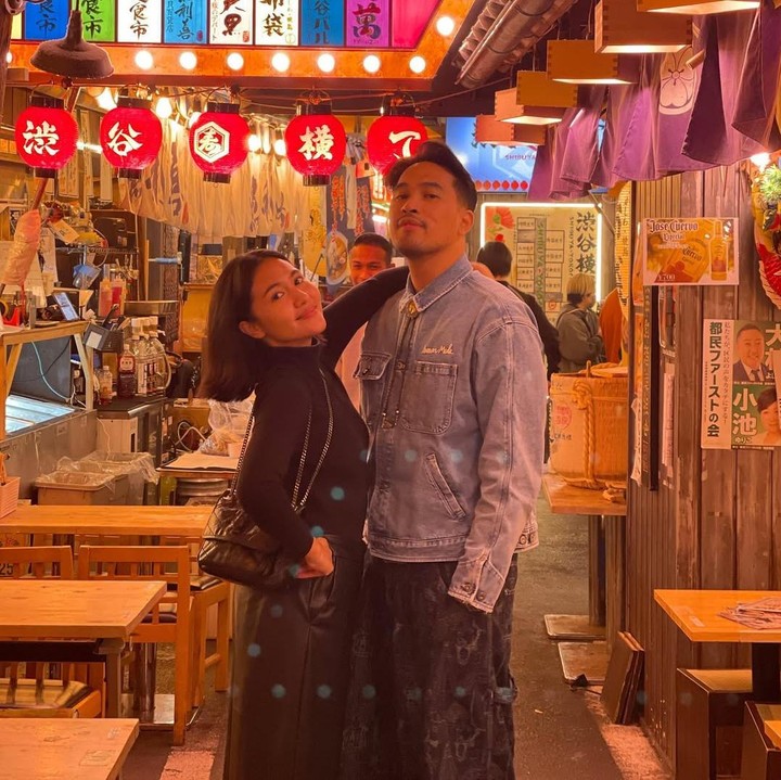 <p>Sang penyanyi diketahui menikah dengan perempuan yang akrab disapa Ila itu pada 2017. Selama 8 tahun mengarungi bahtera rumah tangga, Adrian dan sang istri jauh dari gosip miring. (Foto: Instagram@adriankhalif)</p>